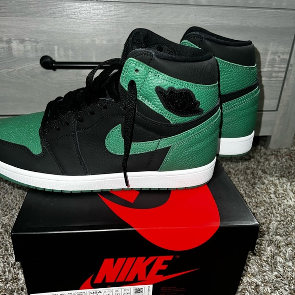 Men’s Retro 1’s - Picture 2 of 5